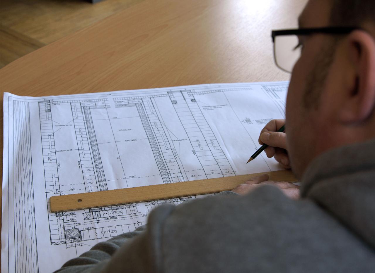 Mike Schenk bei der Planung eines Projekts